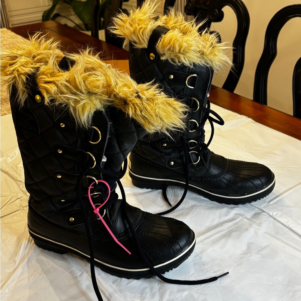 Black Quilted Winter Boots with Faux Fur Trim